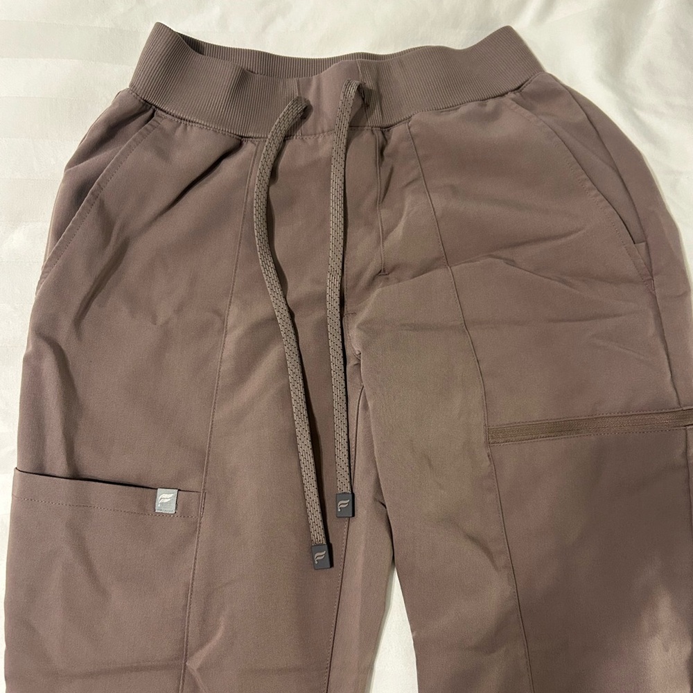 Fabletics Scrub Set - Picture 3 of 4